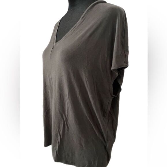 Women’s Banana Republic Gray V-Neck Top size medium - Picture 2 of 8